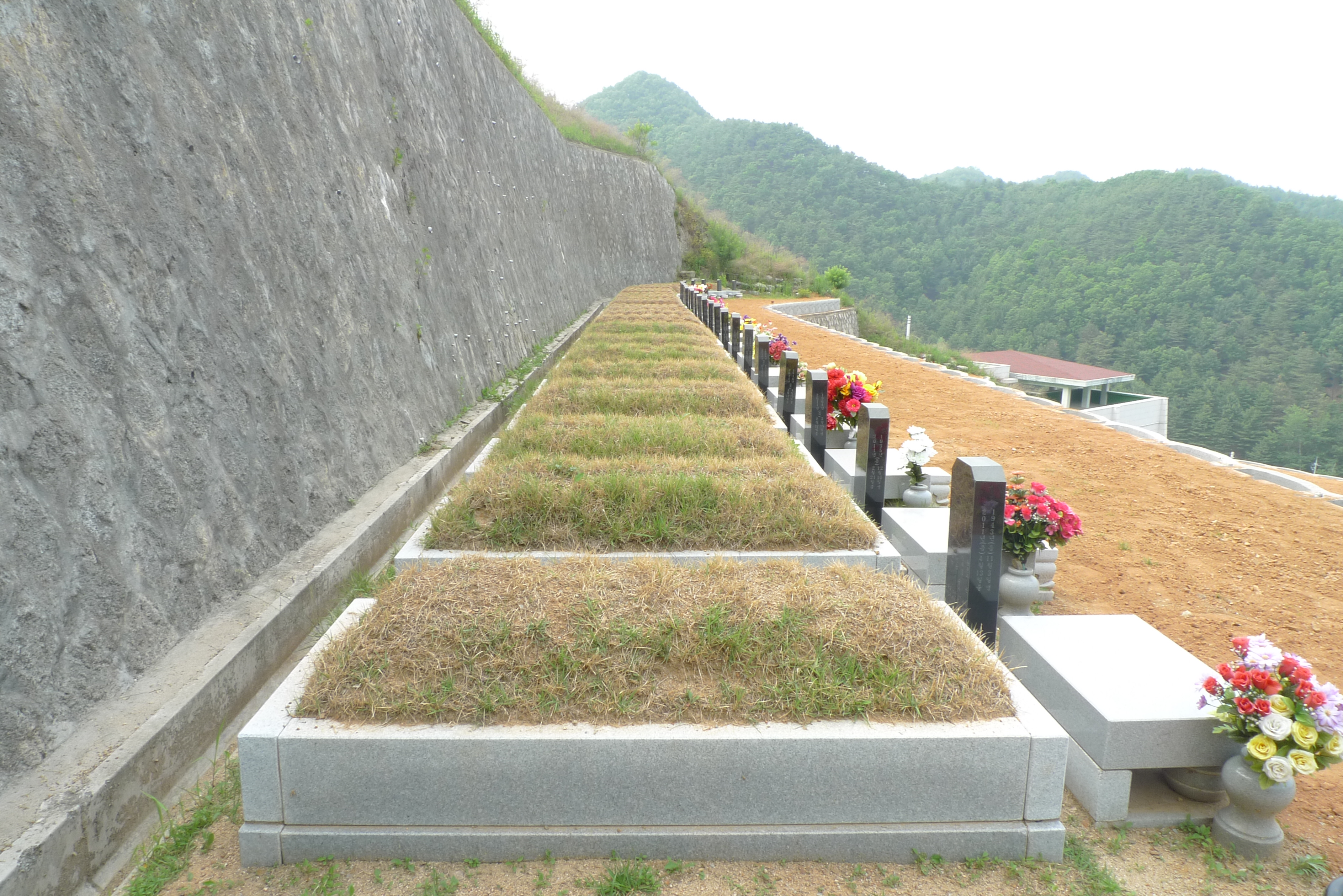 홍천군공설묘원봉안당