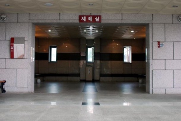 용미리건물식추모의집