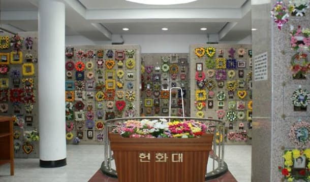 용미리분묘형추모의집